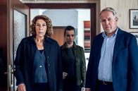 Tatort – Werden zu einem glasklaren Fall gerufen, bis sich das Blatt wendet, l-r: Bibi Fellner (Adele Neuhauser), Meret Schande (Christina Scherrer), Moritz Eisner (Harald Krassnitzer).