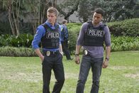 Common Law – Untersuchen eine Reihe von Einbrüchen und machen dabei eine schockierende Entdeckung: Travis (Michael Ealy, l.) und Wes (Warren Kole, r.) ...