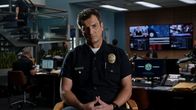 The Rookie – Auch Nolan (Nathan Fillion) wird zum Stand der Ermittlungen in diesem kuriosen Fall befragt.