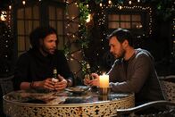 Charmed – Jordan Chase (Jordan Donica, l.); Harry Greenwood (Rupert Evans, r.)