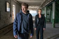 SOKO Leipzig – Kevin Rother (Vincent Krüger, l.) will Ina Zimmermann (Melanie Marschke, r.) zeigen, wo sein Komplize das geraubte Geld, von dem Überfall auf einen Geldtransporter, versteckt hat.