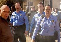 Under the Dome – Während Linda (Natalie Martinez, r.) um ihren Kollegen, Duke trauert, hat "Big Jim" (Dean Norris, l.) irgendwas zu verbergen. Doch was nur?