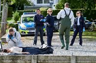 WaPo Bodensee – Ein stranguliertes Opfer, das unmittelbar einvernehmlichen Sex hatte: für Nele Fehrenbach (Floriane Daniel, 3.v.r.) und Julia Demmler (Wendy Güntensperger, re.) weit in ihrem neuen Fall alles auf eine Beziehungstat hin.