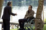Weissensee – ARD WEISSENSEE, IV. Staffel (6 neue Folgen), Folge 20 "Geister" Uhr im Ersten. Falk (Jörg Hartmann, r.) stellt seinen Vater Hans (Uwe Kockisch, l.) zur Rede.