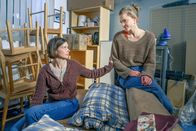 SOKO Linz – Eli Frauscher (Miriam Fussenegger, r.) versteckt die bulgarische Arbeiterin Aglaia Dimitrova (Lisa Marie Stojcev, l.) bei sich. Doch ist sie dort sicher aufgehoben?