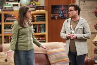 The Big Bang Theory – Die Ratlosigkeit ist Leonard (Johnny Galecki, r.) und Amy (Mayim Bialik, l.) ins Gesicht geschrieben. Sie wollten Sheldon doch nicht überfordern ...