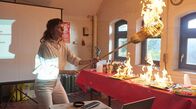 Feuerwehrfrauen – Ungeplante Übungseinheit: Als das Büfett plötzlich Feuer fängt, gerät Anja (Nadja Becker) in Panik.