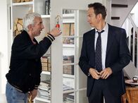 In aller Freundschaft – In Steffen Frahms (Moritz Lindbergh, rechts) bricht der alte Konflikt zwischen ihm und seinem Cousin Volker (Ralf Richter) wieder auf. Frahm wirft Volker sein "Lotterleben" vor und Volker hingegen führt Frahm anhand seiner Einrichtung als absoluten Spießer vor.