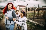 Jenny und die Roma-Kinder – Jenny mit Roma-Mutter - Frauen haben es aufgrund der paternalistischen Tradition und Diskriminierung besonders schwer.