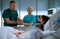 In aller Freundschaft – Dr. Kathrin Globischs (Andrea Kathrin Loewig, mi.) Tochter Hanna (Helena Pieske, re.) ist von einem Pferd in den Oberbauch getreten worden. Dr. Roland Heilmann (Thomas Rühmann, li.) ist es nur mit großer Mühe gelungen, die massiven Blutungen der Leberruptur in einer Not-OP zu stoppen. Hannas Zustand ist lebensbedrohlich.