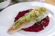 Kochs anders - Gourmetideen aus Hessen – Alis Hauptgericht: Forellenfilet mit Panko-Panade und türkischen Kuskus-Nudeln mit Rote-Beete-Sauce.