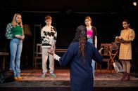 Schloss Einstein – Frau Miesbach (Liz Baffoe) hat schlechte Nachrichten für Julia (Lentje de Groote), Colin (Johannes Degen) Rosa (Karlotta Hasselbach) und Reena (Sophia Leonie Mauritz). Ohne weitere Mitglieder kann das Theatermodul nicht stattfinden.