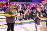 1, 2 oder 3 – Das Aufnahmeteam im Studio mit Elton (l.) wird heute von Kamerakind Adrian (r.) unterstützt.