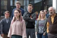 Extraklasse – Die ganze Klasse, unter ihnen Norbert (Nico Randel, l.), Crystal Mercedes Müller (2.v.l.), Mike (Dennis Mojen, M.), Rina (Jennifer Ulrich, 2.v.r.) und Gökdal (Vedat Erincin, r.), möchte ihrem Mitschüler Bob helfen, damit er wieder zur Schule kann.