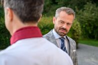 Sturm der Liebe – Erik (Sven Waasner, r.) versucht Robert (Lorenzo Patané, l.) gegen Ariane aufzubringen.