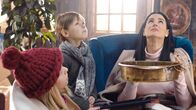 Der scheinheilige Nikolaus – Polja, Artem und ihre Mutter sind wenig begeistert von dem baufälligen Haus, in dem sie ihren Weihnachtsurlaub verbringen sollen (von li nach re: Ivanna Borodai, Maksym Luchak, Maria Efrosinina).