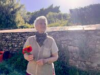 Lost Places - Geheime Welten – Vicenta Martin vor der Ruine ihres Elternhauses. Sie war eine der letzten Bewohnerinnen, die das Dorf verlassen haben.