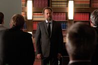 Suits – Daniel Hardman (David Costabile) kehrt zurück – angeblich geläutert. Doch nicht alle in der Kanzlei trauen seinen Absichten.