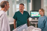 In aller Freundschaft – Carola Handke (Friederike Ott, re.) wird von Dr. Roland Heilmann (Thomas Rühmann, mi.) zu ihrem Bruder gebracht. Ein Patient (Jochen Nickel, li.), der die Papiere von Sven Handke dabeihatte.