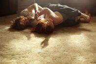 Beast – Pascal Renouf (Johnny Flynn) und Moll (Jessie Buckley)