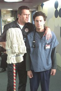Scrubs - Die Anfänger – Nach einem vermeidlichen Fehler, fasst J.D. (Zach Braff, r.) einen Entschluss ...