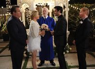 Modern Family – v.li.: Cameron Tucker (Eric Stonestreet), Sal (Elizabeth Banks), Standesbeamter (Ian Patrick Williams), Tony (Michael Masini), Mitchell Pritchett (Jesse Tyler Ferguson).