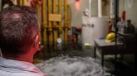 In Seenot – Das eiskalte Wasser steigt so rapide an, dass die Crew und Passagiere in Panik geraten.