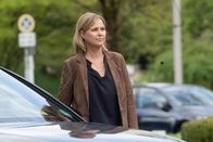 Die Chefin – Vera Lanz (Katharina Böhm) vor ihrem Pkw.