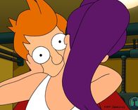 Futurama – Fry (l.) hat sich einen Roboter gebaut, der exakt Leelas (r.) Aussehen hat ...