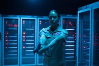 Hamilton – Die amerikanische Kapitänin Veronica Stansfield (Nadja Sofi) richtet ihre Waffe auf Duval.