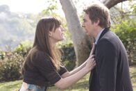 Das Muttersöhnchen – Nichts ist mehr, wie es vorher war, als Noahs (Dax Shepard, r.) Mutter in die traute Zweisamkeit von ihm und seiner Frau Clare (Liv Tyler, l.) eindringt ...