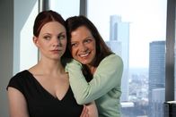 Geld.Macht.Liebe – (v.li.) Anna Bertheau, Angela Roy.