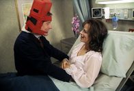 Malcolm mittendrin – Nach dem Autounfall leidet Hal (Bryan Cranston, l.) unter Wahnvorstellungen. Trotzdem ist er froh, endlich nach Hause zu seiner Frau Lois (Jane Kaczmarek, r.) zu kommen ...