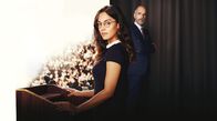 Contra – Studentin Naima (Nilam Farooq, li.) und Juraprofessor Richard Pohl (Christoph Maria Herbst, re.) haben eine besondere Verbindung.