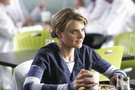 Scrubs - Die Anfänger – Während Turk sich bedroht fühlt, als ein international anerkannter Chirurg einen Besuch abstattet, herrscht zwischen Drew und Denise (Eliza Coupe) Funkstille ...