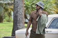 Death in Paradise – Kurzfristig übernimmt der neue Detective Mervin Wilson (Don Gilet) die Ermittlungen in einem mysteriösen Fall um zwei tote Weihnachtsmänner.