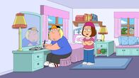 Family Guy – Chris (l.) wird in der Schule wegen seiner lettischen Billig-Turnschuhe gehänselt. Weil er kein Geld für neue Schuhe hat, stiehlt er etwas aus Lois' Handtasche. Leider gibt es eine Zeugin, die ihr Wissen gegen ihn einsetzt: Meg (r.) ...