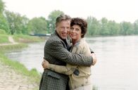 Herzdamen – Wolfgang Rühmer (Hansjürgen Hürrig) umschlingt Steffi Krieg (Mona Seefried) liebevoll....