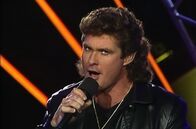 Being David Hasselhoff – Auch als Sänger feiert David Hasselhoff Erfolge: Sein Song „Looking for Freedom“ stürmt 1989 die Charts und wird zur Hymne des Mauerfalls.