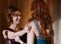 Desperate Housewives – Katherine (Dana Delany, l.) und Bree (Marcia Cross, r.) geraten über die Planung eines Festes immer wieder aneinander, da keine der Frauen Kompetenzen abgeben will. Doch die Verleihung verläuft für Bree überraschend ...