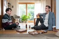 SOKO Leipzig – Moritz (Johannes Hendrik Langer, r.) versucht, Matteo (Fabian Hanis, l.) sein Geheimnis bei einer Pizza und Cola zu entlocken. Was er dann in dem Gespräch erfährt, gibt dem Fall eine unerwartete Wendung.