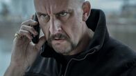 Over Water - Im Netz der Lügen – mit Carl Dockx (Tom van Dyck) ist nicht zu spaßen.