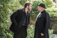 Father Brown – Sid Carter (Alex Price, l.) ist wütend auf Father Brown (Mark Williams, r.), der ihm heimlich gefolgt ist. Sid wurde gerade aus dem Gefängnis entlassen und verhält sich sehr merkwürdig. Als Father Brown ihn dabei erwischt, wie er sich mit einer Waffe auf eine Feier schleichen will, ist er schockiert.