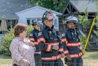 9-1-1: Lone Star – (v.l.n.r.) Ellen (Patrika Darbo); Mateo Chavez (Julian Works); Owen Strand (Rob Lowe); Paul Strickland (Brian Michael Smith)