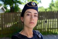 Thin Blue Line – Leahs (Gizem Erdogan) Kritik am neuen harten Durchgreifen der Polizei beschert ihr eine Menge Ärger. Nicht nur aus Teilen der Gesellschaft, sondern auch von einigen ihrer Kollegen.