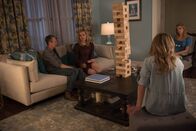 The Exorcist – Während das Familienleben von (v.l.n.r.) Henry (Alan Ruck), Angela (Geena Davis), Casey (Hannah Kasulka) und Kat (Brianne Howey) durch den Dämon auf eine harte Probe gestellt wird, kommt es in der Stadt zu einer Serie von Ritualmorden ...