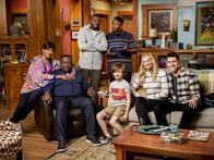The Neighborhood – (1. Staffel) - (v.l.n.r.) Tina Butler (Tichina Arnold); Calvin Butler (Cedric the Entertainer); Malcolm Butler (Sheaun McKinney); Marty Butler (Marcel Spears); Grover Johnson (Hank Greenspan); Gemma Johnson (Beth Behrs); Dave Johnson (Max Greenfield)