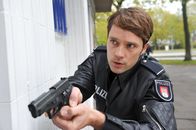 Notruf Hafenkante – Für Mattes (Matthias Schloo) ist der Einsatz bei dem Einbruch in ein Hi-Fi-Geschäft als Neuling eine aufregende Sache.