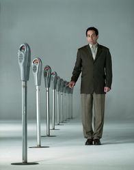Monk – Monk (Tony Shalhoub) hat nach dem Tod seiner Frau einige Spleens entwickelt, die ihn bereits seinen Job gekostet haben. Trotzdem ist er für die Polizei unverzichtbar, denn Monk hat ein fotografisches Gedächnis.