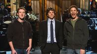 Mark Zuckerberg - Tech-Genie auf Trump-Kurs – Nachdem der Kinofilm "The Social Network" kein schmeichelhaftes Bild auf Zuckerberg wirft, versucht dieser, gegenzusteuern – etwa mit einem selbstironischen Auftritt bei "Saturday Night Live".